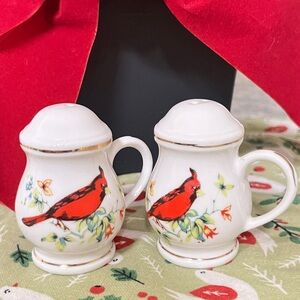 Vintage Cardinal Bird Salt & Pepper Shakers - Ceramic w/ Gold Trim & Handle